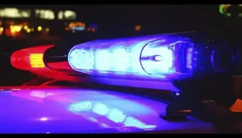 Peritos y autoridades acordonaron la carretera La Salle-La Estanzuela, en San Agustín Tlaxiaca, tras el hallazgo de un hombre sin vida y maniatado.