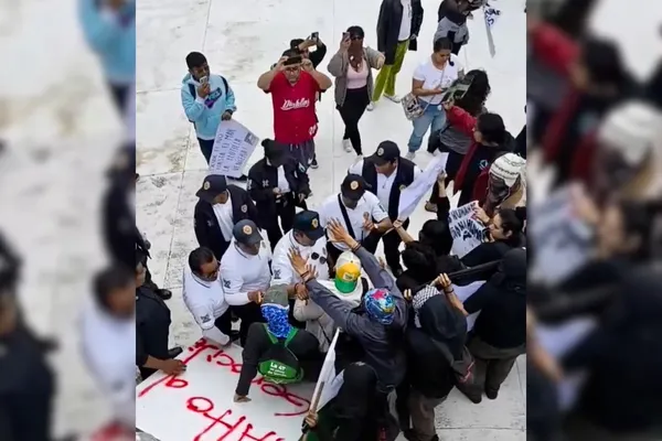 Manifestantes pintan el busto de David Ben‑Gurión en Pachuca durante protesta en apoyo a Palestina
