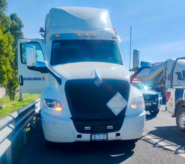 Movilización policial en la autopista México-Pachuca tras robo de tráiler