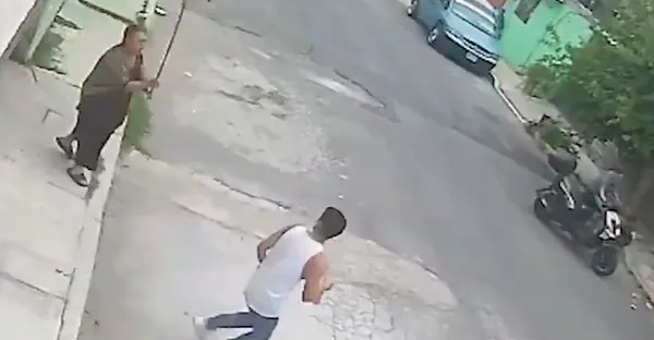 Una abuelita defiende a su nieto de un ladrón en la colonia Independencia, en Valle de Chalco, Estado de México.