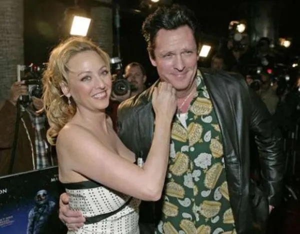 La muerte del actor Michael Madsen, estrella de "Perros de la calle" y colaborador habitual de Quentin Tarantino, conmocionó al mundo del cine. El cardólogo que lo trataba confirmó que falleció por insuficiencia cardiaca, sin necesidad de autopsia, pues la causa médica fue evidente: una combinación de cardiopatías y alcoholismo crónico. Fallece Michael Madsen: confirman causa oficial Michael Madsen fue encontrado muerto el 3 de julio en su domicilio de Malibú, California. Tenía 67 años. Según confirmó su representante Ron Smith y el Departamento del Sheriff de Los Ángeles, no hubo indicios de crimen ni autopsia necesaria, ya que su cardólogo certificó el deceso por causas naturales. El actor, conocido por su papel como Mr. Blonde en "Perros de la calle" y como Budd en "Kill Bill Vol. 2", padecía una condición cardiaca avanzada y consumo problemático de alcohol, lo cual deterioró su salud en los últimos años. Fue declarado muerto a las 8:25 de la mañana. Un legado que quedó grabado en celuloide Madsen nació el 25 de septiembre de 1957 en Chicago, hijo de una cineasta y un bombero veterano de la Marina. Tuvo dos hermanas, Virginia y Cheryl, también actrices. Su carrera despegó en los años 80 con "War Games" (1983), y luego ganó fama internacional con su brutal y carismático personaje en la ópera prima de Tarantino. Participó en más de 300 producciones de cine y televisión, incluyendo "Kill Bill", "Los 8 más odiados", "Érase una vez en Hollywood", "Donnie Brasco", "Sin City" y "Thelma y Louise". Fue un actor prolífico, muchas veces encasillado como el antihéroe imperfecto y vulnerable. En palabras del propio Madsen: "El tipo que interpreta a alguien que no es perfecto, que fuma, que no sale en GQ, pero que hace el trabajo. Ese soy yo". Tarantino, Harvey Weinstein y lealtades en Hollywood En entrevistas pasadas, Madsen confesó que Harvey Weinstein no lo quería en las películas de Tarantino, pero fue el director quien siempre lo defendió. "Quentin dijo: 'Voy a trabajar con Michael, te guste o no'". Esa lealtad le dio a Madsen una plataforma para brillar a pesar de los círculos de poder de la industria. Walton Goggins, Harvey Keitel y Jennifer Tilly fueron algunas de las figuras que rindieron tributo tras su fallecimiento. El mundo del cine lamenta la pérdida de una figura que encarnó lo crudo y lo humano en pantalla. ¿Qué es una insuficiencia cardiaca? La insuficiencia cardiaca ocurre cuando el corazón no puede bombear sangre adecuadamente al resto del cuerpo, lo que provoca una falta de oxigenación en los órganos. Según Medline Plus, existen dos tipos: la sistólica (cuando el miocardio no se contrae bien) y la diastólica (cuando está rígido y no se llena de sangre). Las causas principales incluyen bloqueos arteriales, presión arterial elevada y consumo excesivo de alcohol. Los síntomas más frecuentes incluyen: Dificultad para respirar Fatiga constante Palpitaciones Hinchazón en piernas y abdomen Necesidad de orinar por la noche Aumento de peso sin razón aparente Madsen presentaba varios de estos factores, según el informe clínico.