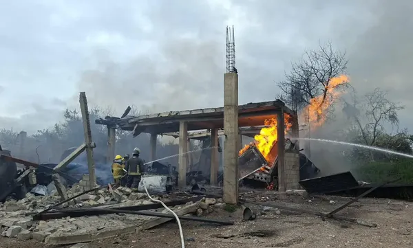 Elementos de Protección Civil de Puebla y cuerpos de emergencia laboran en San Juan Negrete, Tepeaca, tras registrarse la explosión de una pipa de gas en un almacén. Foto: Protección Civil de Puebla