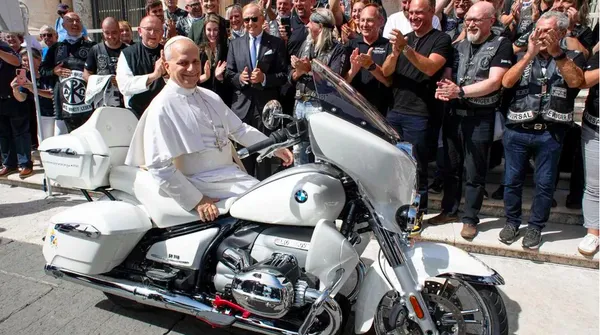 El Papa León XIV recibió como regalo una moto BMW, que será subastada para una causa benéfica.