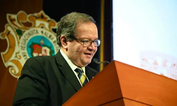 El rector de la UNAM, Leonardo Lomelí, encabezó la reunión con el Colegio de Directoras y Directores donde se acordaron los cambios de fecha para el ciclo escolar 2026-2027 y los detalles para el examen de control. Foto: UNAM