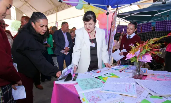 Autoridades del Instituto Hidalguense de Educación (IHE) encabezan la Tercera Jornada Nacional por la Paz y contra las Adicciones en la Escuela Secundaria General No. 8 "Maestros de México", promoviendo la campaña "El cristal te quiebra la vida".