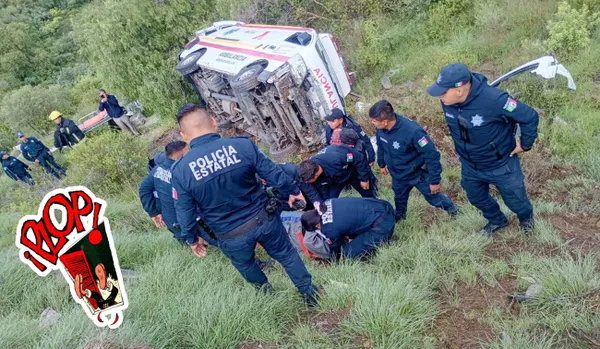 Ambulancia volcada en barranco carretera Pachuca Real del Monte rescate Policía Estatal Hidalgo.
