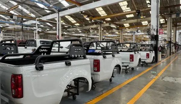 Planta manufacturera en Hidalgo con trabajadores en línea de producción