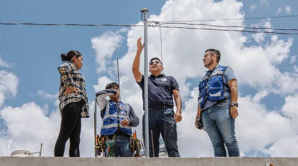 Instalación de cámaras de videovigilancia en una colonia de Pachuca