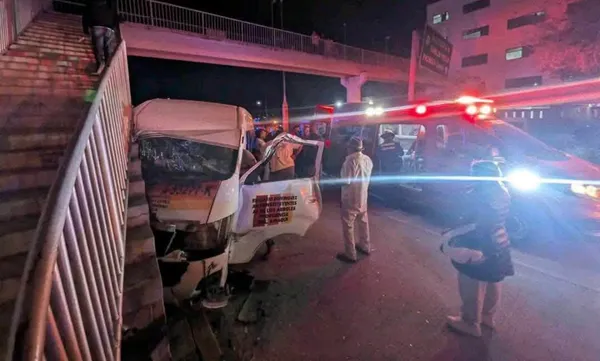 La Semot y el STCH tomaron conocimiento del siniestro en el bulevar Minero, donde una unidad de carga tipo Torton impactó a una combi de la Ruta 108 de la Unidad . Foto: RRSS