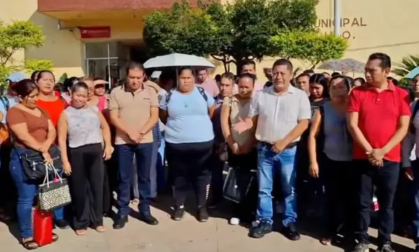 El alcalde Jorge Alberto Hernández Cortés y funcionarios municipales de Huautla no pudieron ingresar a sus oficinas este jueves debido al cerco de los manifestantes.