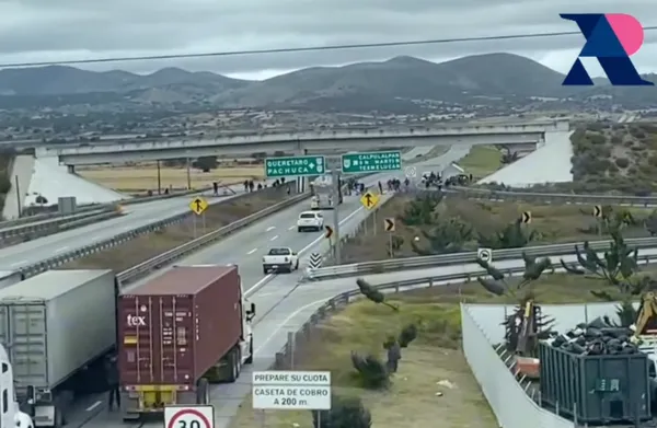 Ejidatarios bloquean con pancartas la autopista Arco Norte en el tramo Calpulalpan.