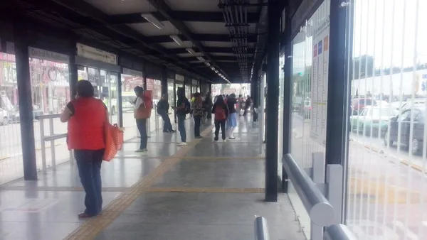 Estación del Tuzobús Centro Histórico cerrada con cintas de precaución.