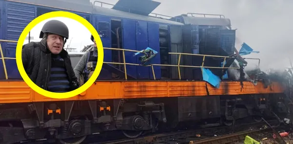 Bomberos rocían agua sobre un vagón de tren dañado por un ataque con dron ruso cerca de la frontera con Polonia