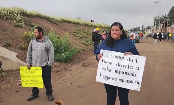 Vecinos de Huitzila bloquean la maquinaria de las obras del Tren México-Pachuca en Tizayuca