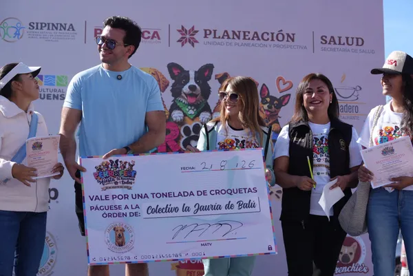 Familias con sus mascotas durante el PerroFest en el Parque Cultural Hidalguense, Pachuca