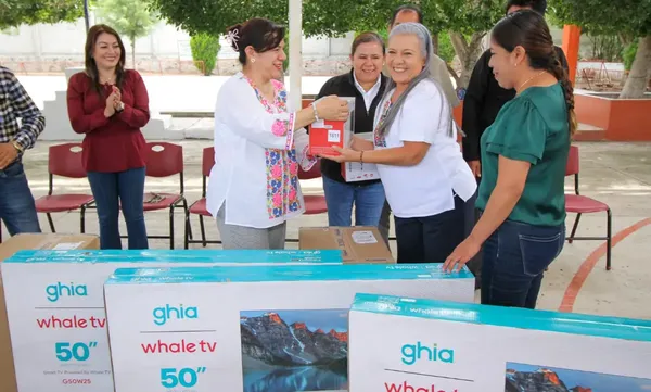 Autoridades de la Secretaría de Educación Pública de Hidalgo y del IHE, acompañadas por alcaldes y comités escolares, durante la entrega de computadoras y mobiliario en planteles de educación básica. Foto: SEPH