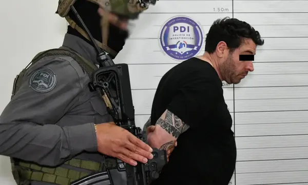 Agentes de la FGJEM custodian el traslado de Diego Sebastián “N” y Gerardo “N” hacia el Penal de Barrientos por el multihomicidio ocurrido en Zona Esmeralda, Atizapán.