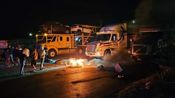 Congestionamiento de camiones de carga pesada en la zona industrial limítrofe de Hidalgo.