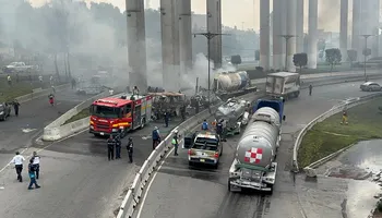 La pipa que se volcó y explotó en inmediaciones del Puente de la Concordia transportaba 49 mil 500 litros de gas. Foto: Gobierno CDMX