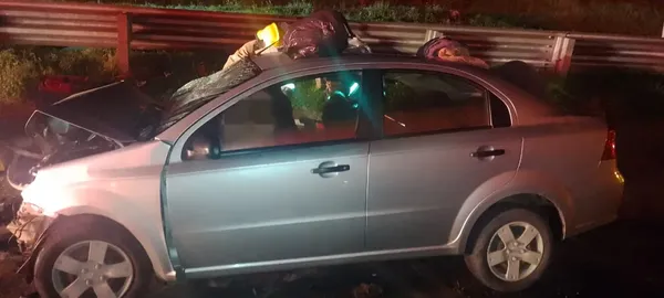 Un hombre que conducía un auto sedán sobre la carretera México-Tuxpan perdió la vida al accidentarse contra un torton la madrugada de este lunes 4 de agosto. Su acompañante, una mujer, quedó gravemente herida.
