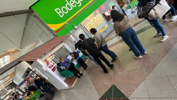 Personal de salud aplicando vacuna en Hidalgo.