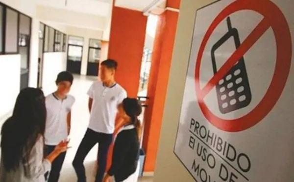 Estudiantes hidalguenses sin celulares en clase tras nueva ley que prohíbe dispositivos personales en horario escolar.