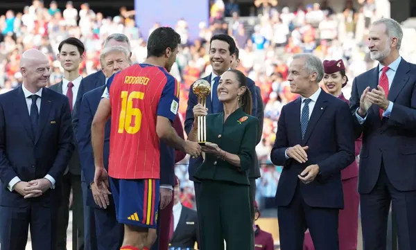 La presidenta de México, Claudia Sheinbaum, entregó el Balón de Oro al jugador español Rodri durante la ceremonia de clausura de la Copa del Mundo 2026 en Nueva Jersey, acompañada por líderes internacionales. Foto: Facebook/Claudia Sheinbaum