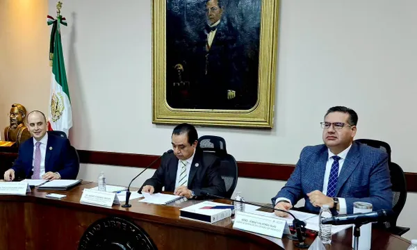 El titular de la ASEH, Jorge Valverde Islas (derecha), presentó este viernes ante el Congreso del Estado los Informes Individuales de la Cuenta Pública 2025.