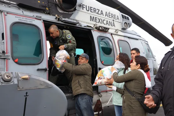 Helicóptero de la Guardia Nacional despega desde Pachuca con ayuda humanitaria para Hidalgo.
