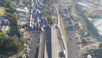 Dueños de empresas purificadoras de agua y piperos bloquean la autopista México-Pachuca, a altura del Vigilante, así como otros accesos a la capital del país. Foto: OVIALCDMX