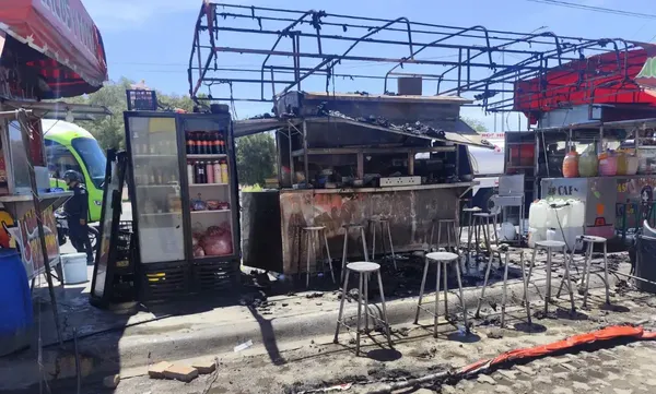 Bomberos sofocaron el incendio de un puesto de tacos en las inmediaciones de Plaza del Valle, en Pachuca; la zona permanece bajo revisión municipal. Foto: SSPH