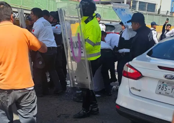 Policías y manifestantes se enfrentan en bloqueo sobre la carretera México–Pachuca, Hidalgo.