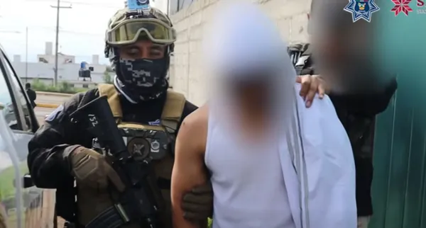 Elementos de la SSPH y Guardia Nacional resguardan inmueble durante cateo en Pachuca.