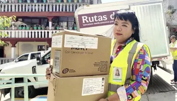 Alejandro Svarch, titular del IMSS-Bienestar, verifica el abasto de medicamentos en el Hospital Regional Otomí-Tepehua, en San Bartolo Tutotepec, Hidalgo. Foto: Gobierno de México