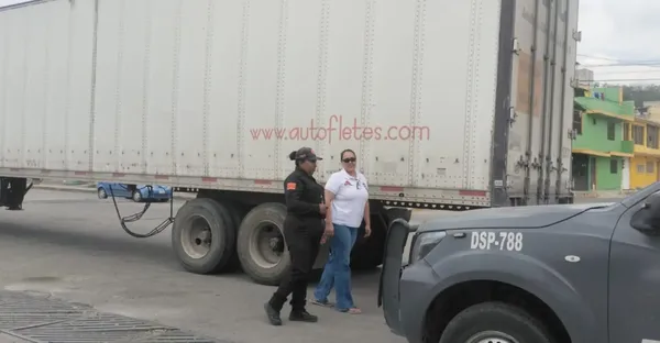 Una mujer trailera de 42 años fue asaltada por hombres armados en Ecatepec; la carga pudo ser recuperada en la autopista México-Pachuca.