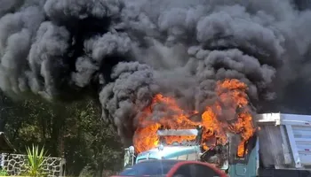 Elementos de la Guardia Nacional resguardan la zona tras el incendio de camiones de carga provocado por gremios de la construcción en el km 68 de la Autopista México-Puebla. Foto: Cortesía