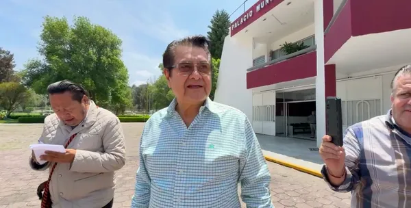 El secretario de Gobierno de Hidalgo, Guillermo Olivares Reyna, captado a su salida del Ayuntamiento de Tula de Allende.