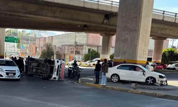Autoridades estatales atendieron el siniestro en la carretera Pachuca-Tulancingo, donde un auto particular chocó y volcó a una combi colectiva en Mineral de la Reforma. Foto: RRSS