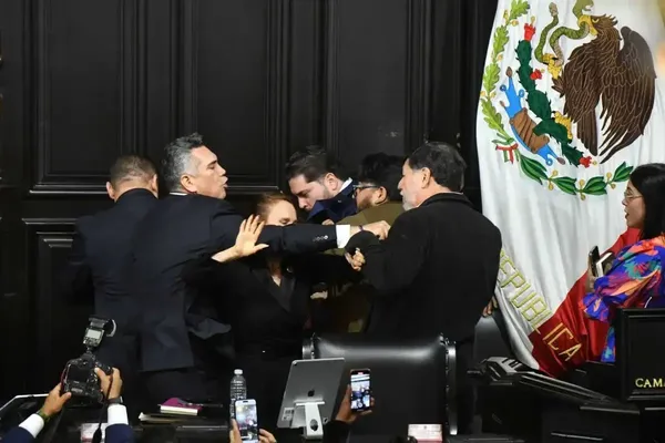 El presidente del PRI, Alejandro Alito Moreno, golpea al presidente del Senado, Gerardo Fernández Noroña, la tarde de este miércoles 27 de agosto.