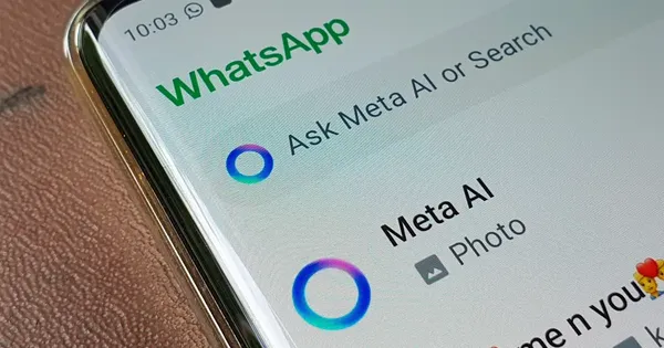 Vista de WhatsApp mostrando el chat automático con Meta AI en la lista de conversaciones.