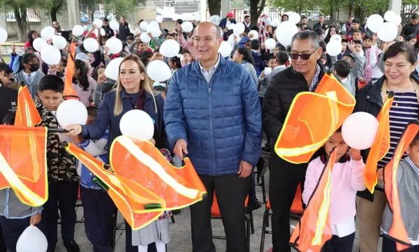 El secretario de Educación Pública de Hidalgo, Natividad Castrejón, junto a la alcaldesa de Tepeji del Río, Tania Valdez, y autoridades educativas durante el anuncio de las obras de mejora en beneficio de la comunidad estudiantil.