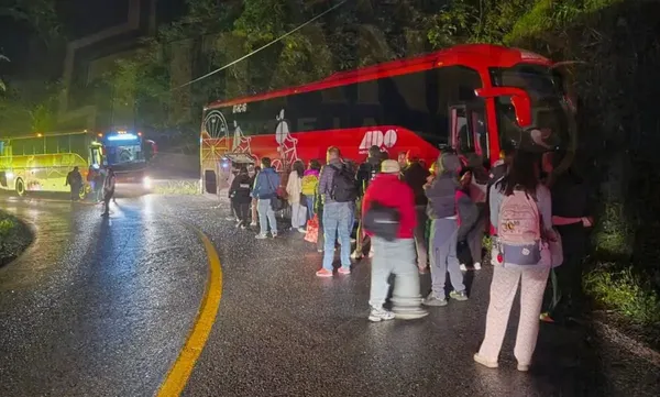 Un autobús de respaldo acudieron al tramo Ixtlahuaco-Tlanchinol tras el choque de la unidad ADO que viajaba de Pachuca a Huejutla. Foto: Titanes de la 57 Oficial