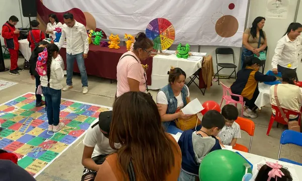 Integrantes de la comunidad escolar participan en los módulos interactivos del IHE enfocados en el autocuidado, la gestión de emociones y el fomento de una cultura de paz. Foto: SEPH