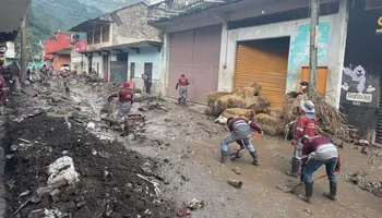 Maquinaria pesada liberando caminos bloqueados por deslaves en Hidalgo.