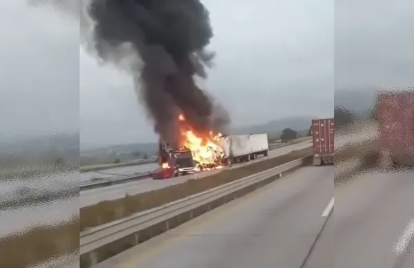Accidente e incendio de tráiler en el Arco Norte provoca cierre total en el km 178, tramo Sahagún – Calpulalpan.