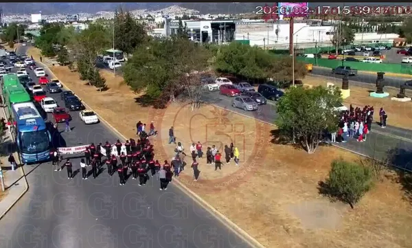 Normalistas de El Mexe mantienen el bloqueo en ambos sentidos del Bulevar Felipe Ángeles; exigen respuesta de la SEPH. Foto: SSPH.