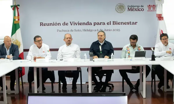 Imagen de la reunión que el director del Infonavit, Octavio Romero Oropeza, encabezó el pasado 6 de junio en Hidalgo para invitar a constructores a participar en la edificación de las viviendas. A su costado, se sentó el titular de Planeación y Prospectiva del Gobierno de Hidalgo, Miguel Ángel Tello Vargas.