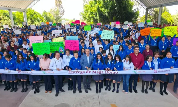 El secretario Natividad Castrejón Valdez junto a autoridades municipales y educativas durante la entrega de infraestructura en Ixmiquilpan, como parte del fortalecimiento al sector educativo en Hidalgo. Foto: SEPH
