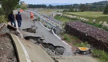 La afectación en la carretera Real del Monte-Huasca se derivó del asentamiento de un muro de contención construido sobre una zona de jales mineros. Foto: Cortesía SICT