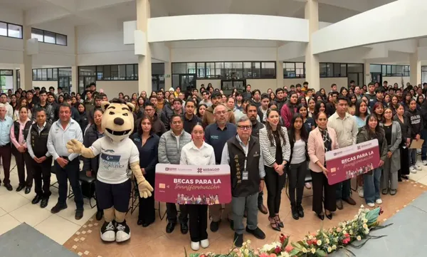 Autoridades educativas del ITESHU y del Estado de Hidalgo durante la entrega de las tarjetas bancarias del programa Becas para la Transformación a la comunidad estudiantil. Foto: SEPH